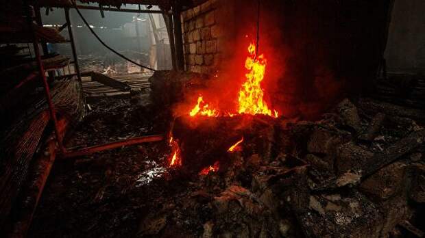 Последствия пожара в магазине строительных материалов, возникшего в результате обстрелов Степанакерта