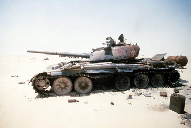 Иракский Т-72, уничтоженный 18 апреля 1991 года на авиабазе Али Аль-Салим 