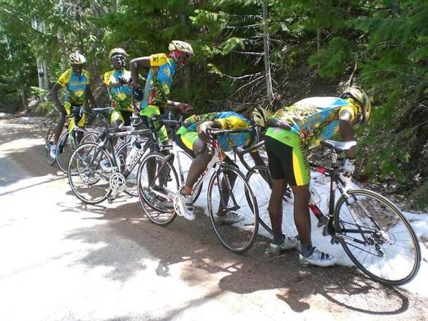 Команда велосипедистов из Руанды впервые видит снег доброта, люди, милота, подборка, позитив, реакция