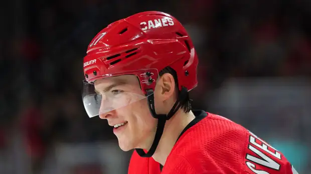 Передача и буллит Свечникова помогли «Каролине» победить «Вегас» в НХЛ