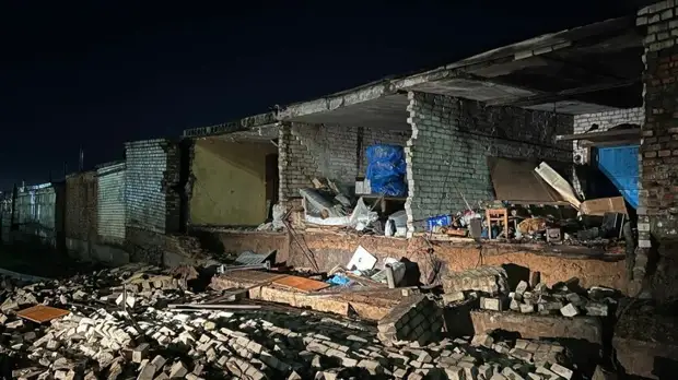 В Казани после урагана обрушилась стена гаражей