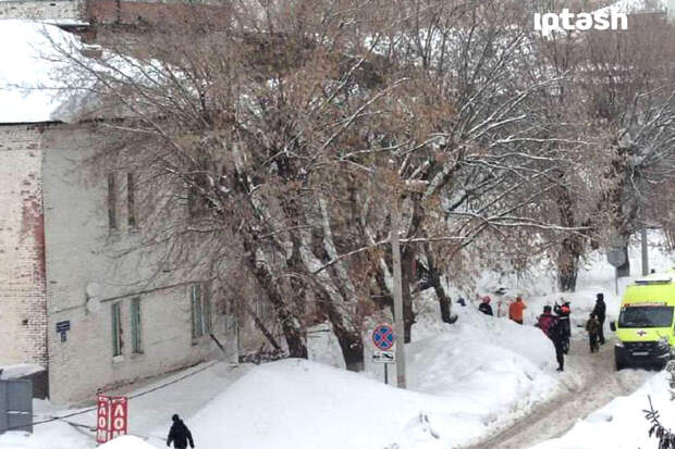 Mash: в Казани под тяжестью снега рухнула крыша хостела