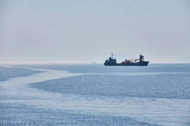 Reuters: танкер под флагом Барбадоса в Ормузском проливе дал задний ход