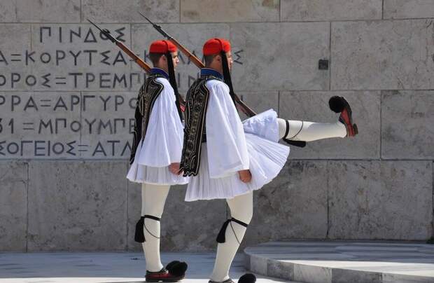 Почему смена почетного караула в Афинах — любимое шоу туристов и гордость местных