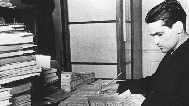 Новый вариант прилагательного утвердили только в 1920-е годы. |Фото: kommersant.ru.