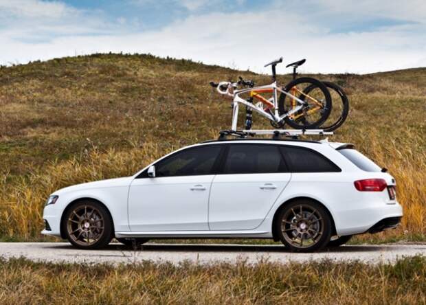 Audi A4 Avant с велосипедами на крыше.