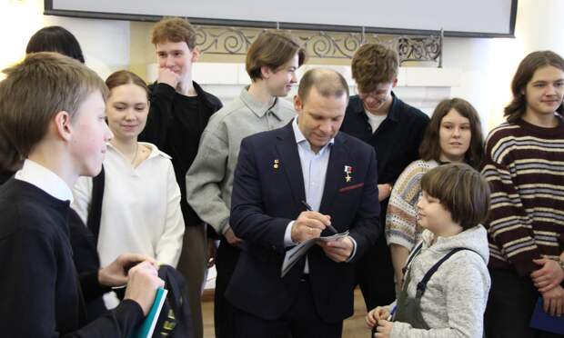 Иван Вагнер рассказал архангельским школьникам о Новом годе в космосе