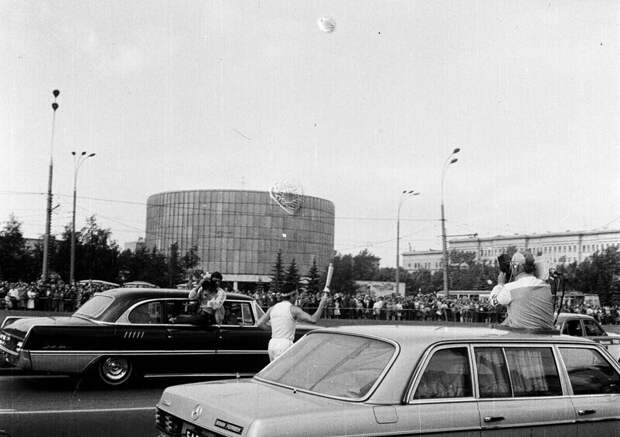 Такой была Москва в 1980-х и так в 2022 году выглядят эти места на фото с тех же точек