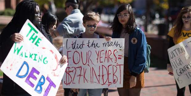 Плакаты: «Ходячий долг» и «Я изучал математику 4 года = должен $27 тысяч»