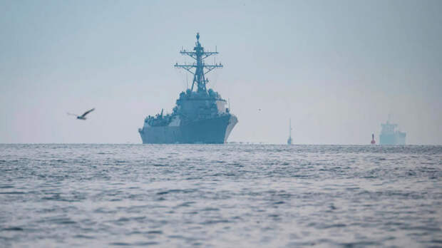 КСИР поразил ракетами американский эсминец в Индийском океане