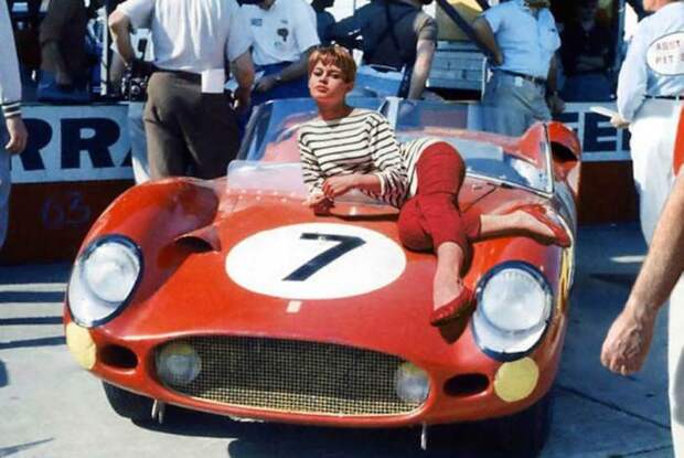 Бриджит Бардо на капоте Ferrari, 1960 г.