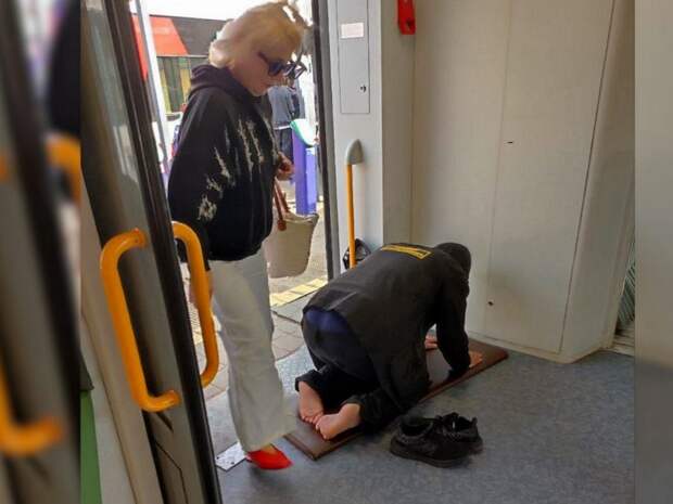 Вчера в метро чуть не упала через молящегося: я уважаю традиции, но почему это нужно делать напоказ?