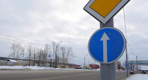 Знак «Движение прямо» — расшифровка, зона действия, штрафы