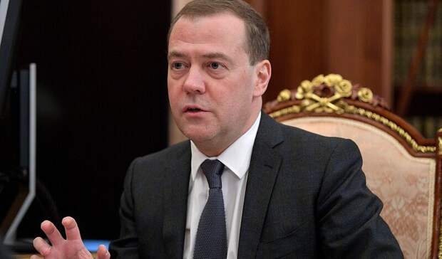 Медведев назвал «дурацким» решение ЕС по ограничению цен на газ