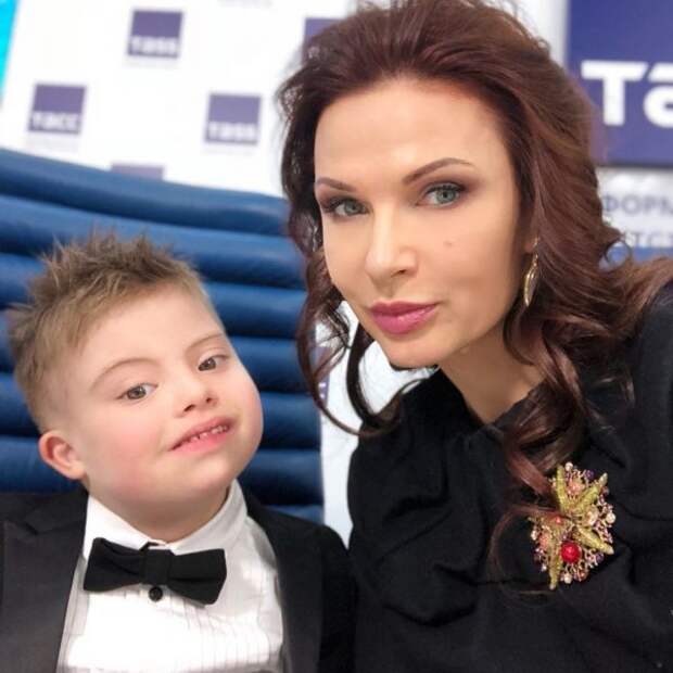 Эвелина Бледанс родила в 43 "солнечного" мальчика