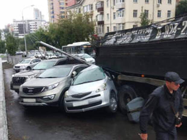 Самосвал без тормозов собрал 13 машин в центре Хабаровска