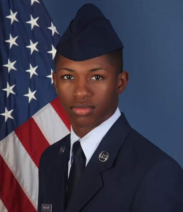 Американский полицейский перепутал комнаты и расстрелял 23-летнего темнокожего летчика ВВС США