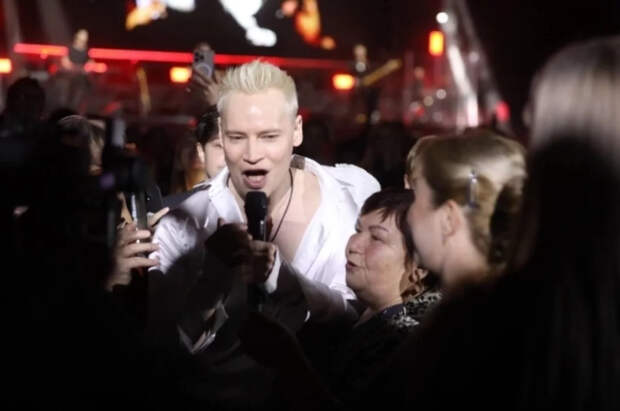 Shaman объяснил, зачем облизал лед Байкала