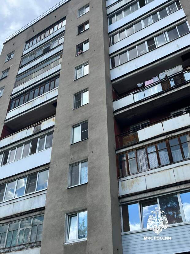 В Твери спасатели вернули в квартиру сидевшую в окне женщину