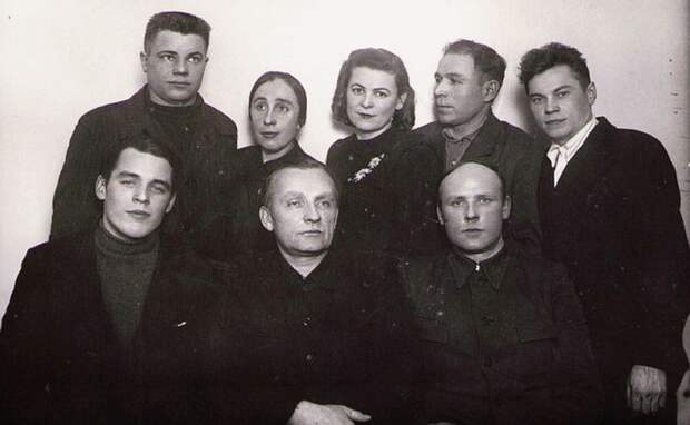 Георгий Семёнович Шпагин (2-й слева в первом ряду) с работниками конструкторского бюро завода № 367 Наркомата вооружения СССР. г. Вятские Поляны Кировской области, где было произведено самое большое количество автоматов ППШ. (1949 г.)