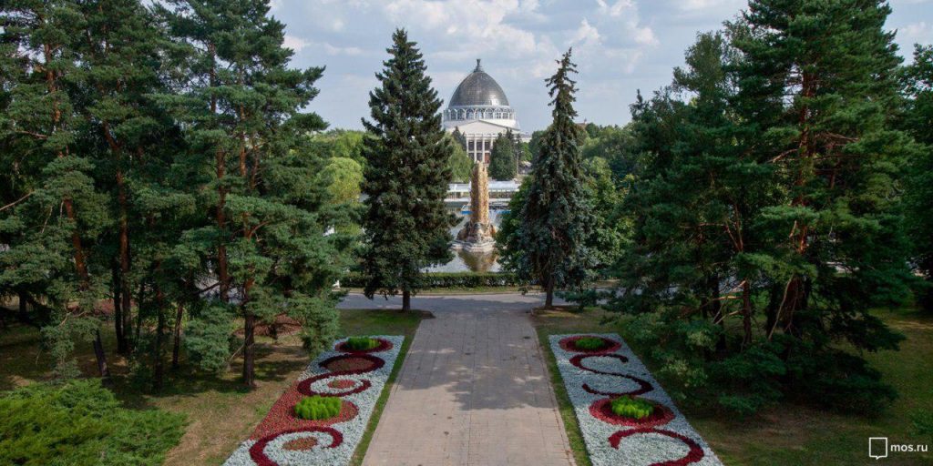 Собянин открыл фонтаны центральной аллеи на ВДНХ после реставрации. Фото mos.ru