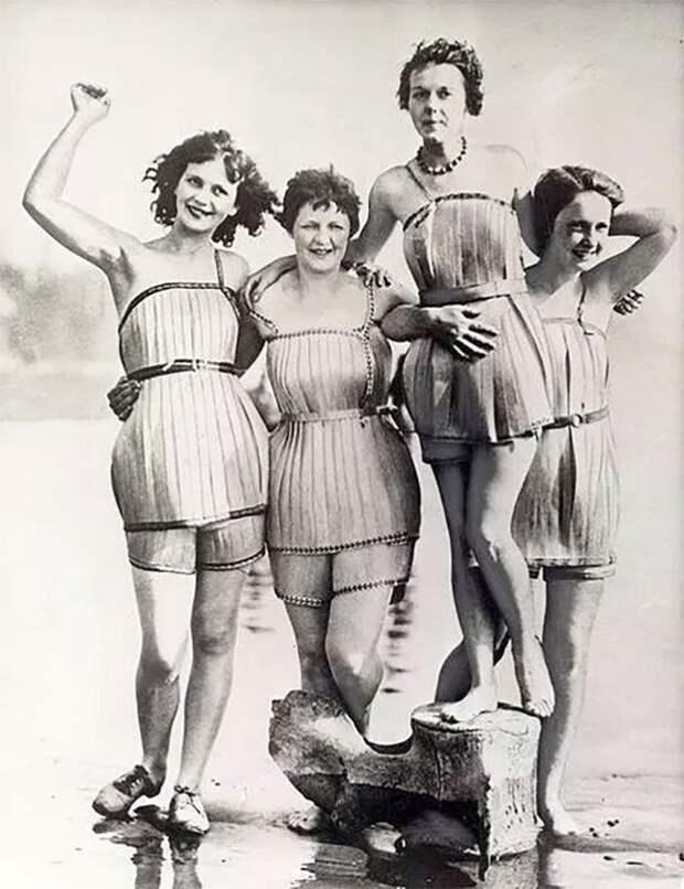 Вот такие вот деревянные купальники были у женщин в 1930 году