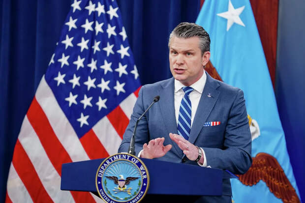 «Пентагон превратился в кинообзорщика»: Иран жестко прошелся по Хегсету за ляп с молитвой