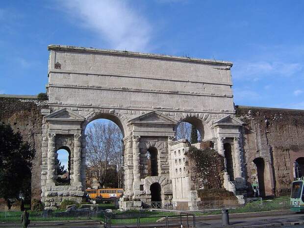 Странно: в Древнем Риме пекарь Эврисак устроил себе гробницу напротив главных ворот города