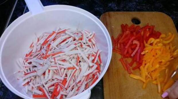 У подруги попробовала новый салат из крабовых палочек: никаких кукурузы, риса и капусты