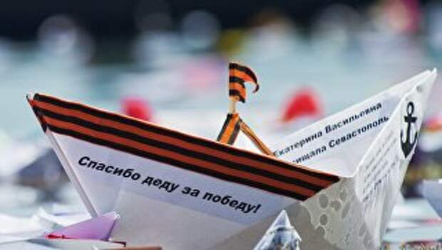 Кораблики, запущенные в Черное море участниками акции Кораблик Победы в Феодосии