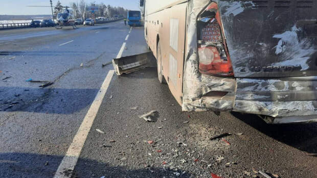 На Калужском шоссе минивэн с мигрантами врезался в автобус с детьми