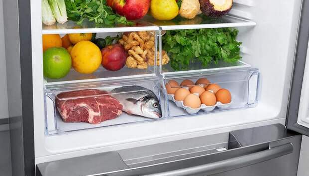Сырое мясо на верхней полке холодильника может привести к серьезному отравлению