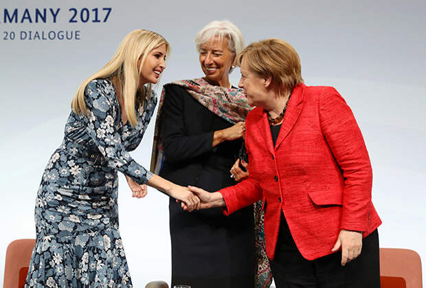 Иванка Трамп (слева) выступила на «женском саммите G20» в Берлине по приглашению канцлера ФРГ Ангелы Меркель (справа)