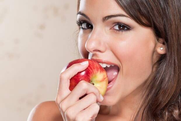 Правда ли, что яблочная кожура очень вредна, и эти фрукты всегда надо чистить?