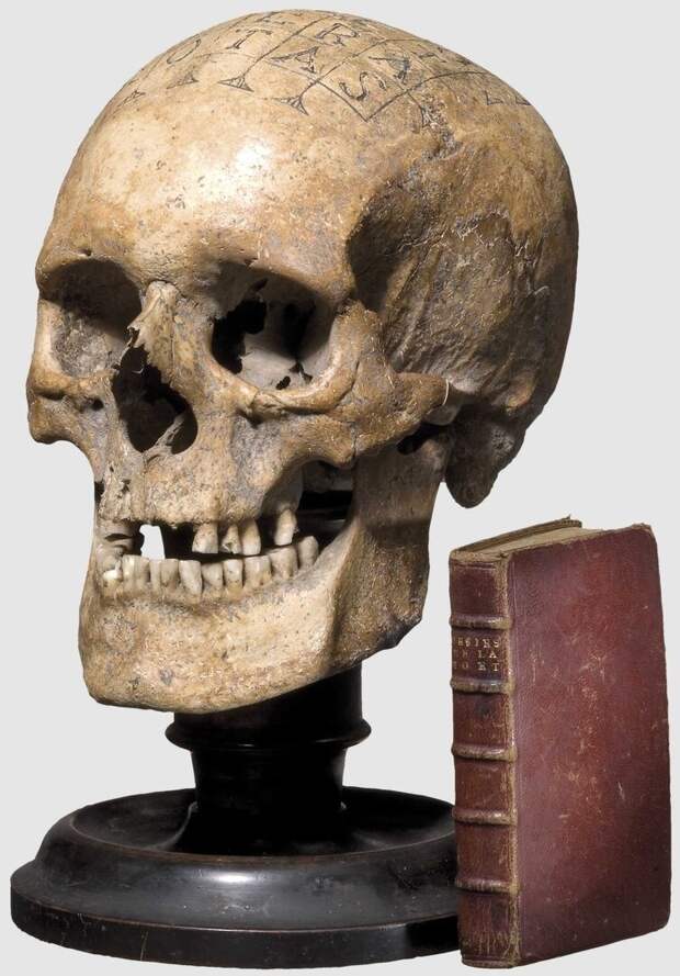 Человеческий череп с надписью "Sator arepo tenet opera rotas". Германия, XVI-XVII век.