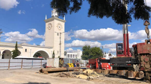 Возле ж/д вокзала Симферополя начали строить канализационный коллектор