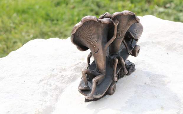 В Рязани начали устанавливать скульптуры маленьких грибов с глазами