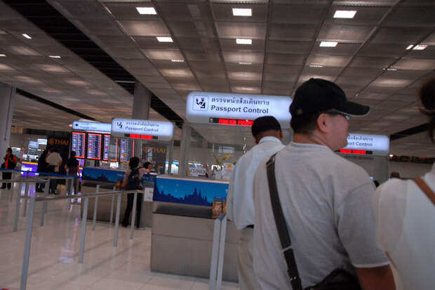 Россиянка описала паспортный контроль в Таиланде фразой «чуть не остались на улице»