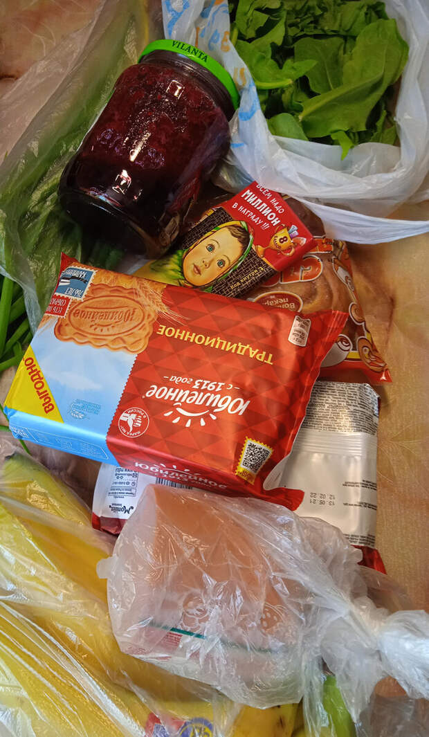 Готовлю мясо на бутерброды без заморочек и быстрый салатик с варёной колбаской.