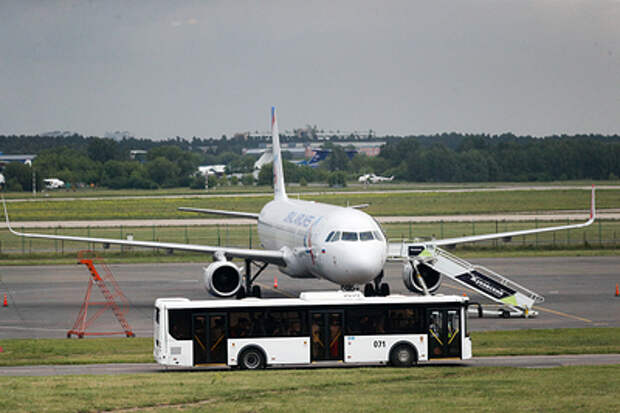 В Челябинском аэропорту экстренно сел самолет, летевший в Тюмень