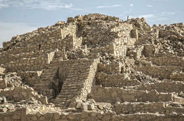 Фото взято с сайта: https://en.peru-spezialisten.com/caral-oldest-city-of-the-american-continent/