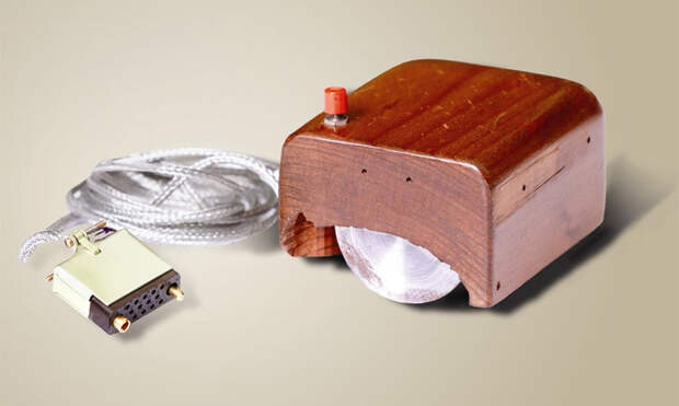 Деревянная коробочка всего с одной кнопкой – так выглядел прототип компьютерной мыши. /Фото: thetechfacts.com