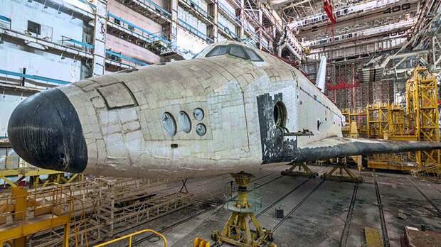 Фото с http://www.orangesmile.com/extreme/ru/communism-contructions/abandoned-hangar-near-baikonur-cosmodrome.htm