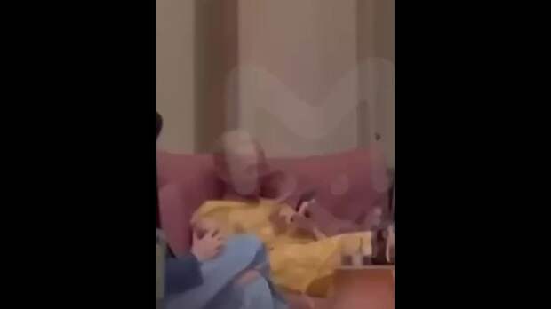 Долина отдыхает в люксовом отеле Абу-Даби и до сих пор не может съехать из квартиры.Певица отказалась освобождать жильё в срок. Сдачу квартиры перенес...