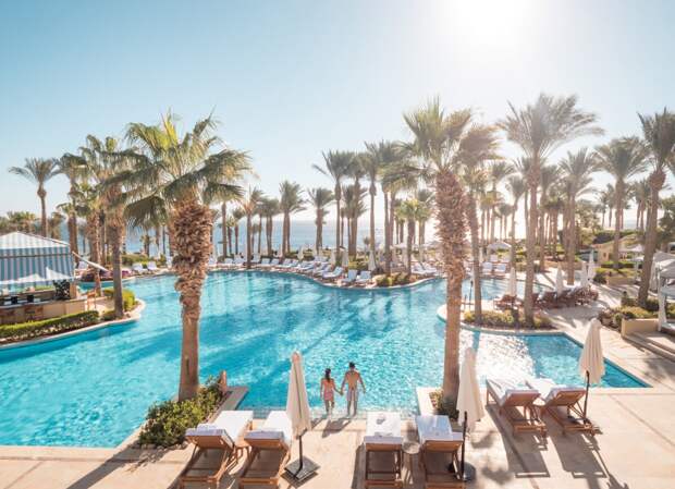 Главный адрес этого лета — курорт Four Seasons Resort Sharm El Sheikh в Египте