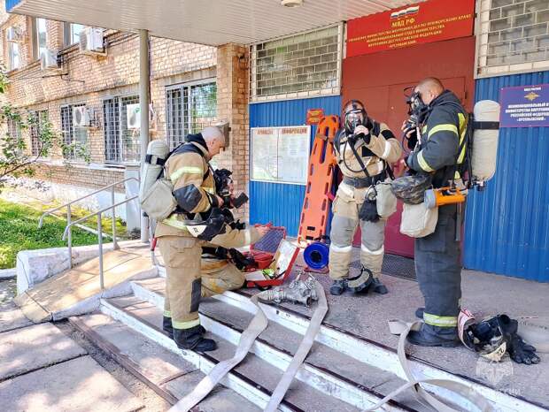 Спасатели МЧС России в Приморском крае тренировались тушить здание отдела полиции