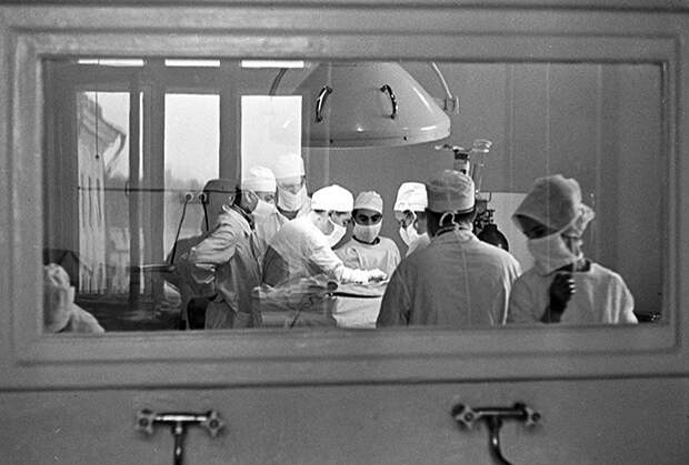 Директор Института экспериментальной и клинической онкологии Академии медицинских наук СССР Николай Блохин во время операции, 1963 год 