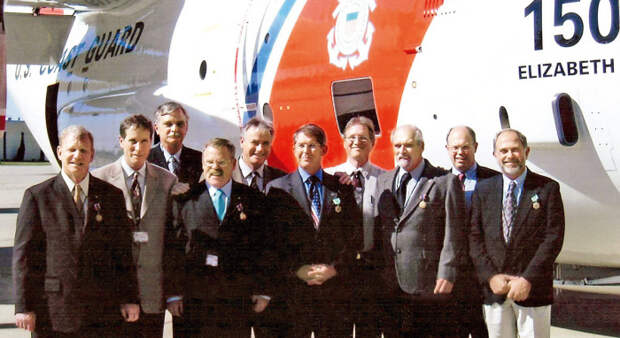Александр Арбузов (пятый слева) со спасёнными лётчиками в Лас-Вегасе (2004 г.). /Фото: cont.ws
