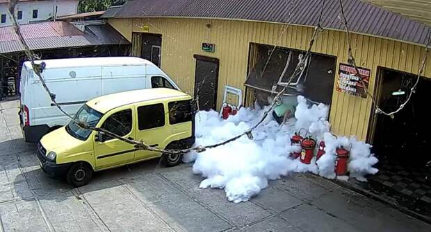 Может ли огнетушитель возрваться в автомобиле?