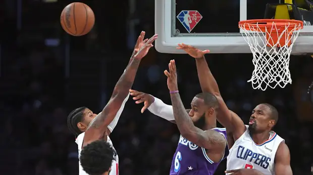 «Лейкерс» уступил «Клипперс», Джеймс и Дэвис оформили дабл-дабл  